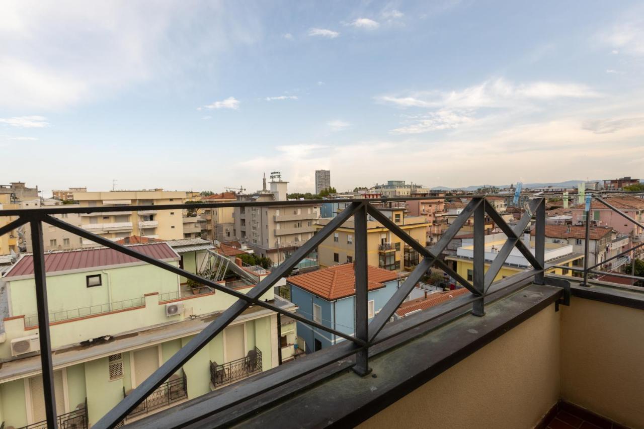 River Fronte Mare Con Piscina Rímini