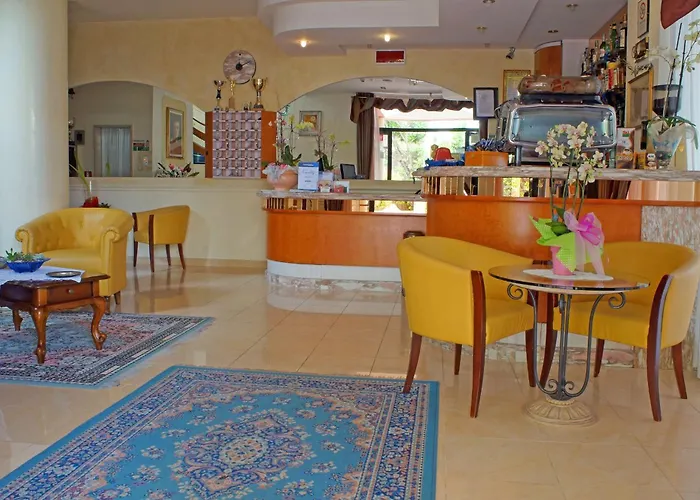 Hotel River fronte mare con piscina